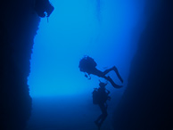 Taucher im H�hleneingang